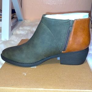 Melrose Ave Women's 100% Vegan Leather Olive Block Heel Bootie, size 9
